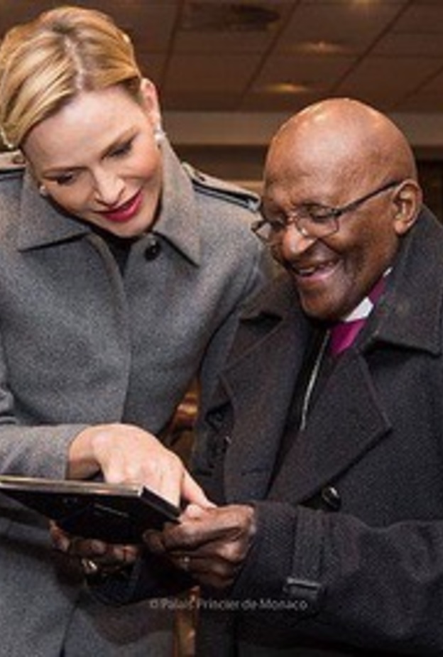 ملكة بريطانيا وأفراد عائلات ملكية ينعون ديزموند توتو