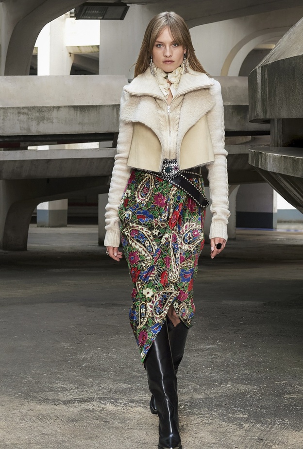 تنسيق التنورة المنقوشة بطريقة مختلفة في شتاء 2022