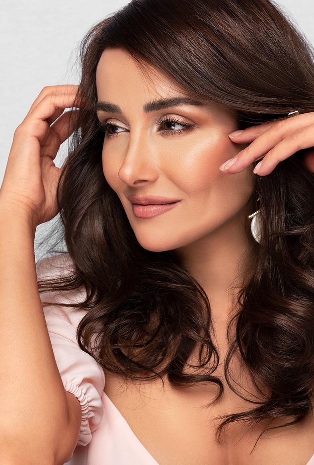 أبرز إطلالات جمالية عصرية للصبايا مستوحاة من كندة حنا