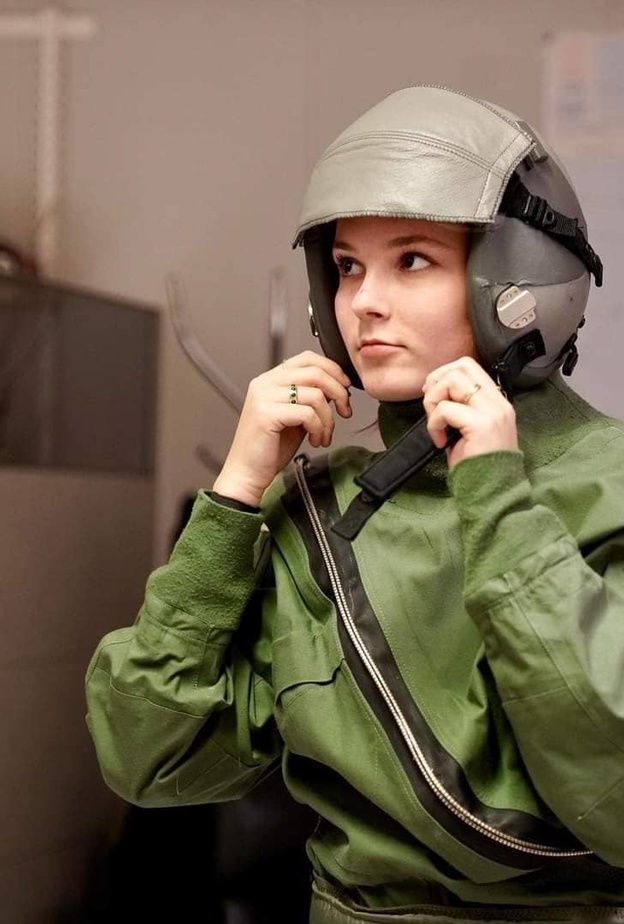 الأميرة أنغريد تحلق بطائرة f-16 خلال تدريب عسكري