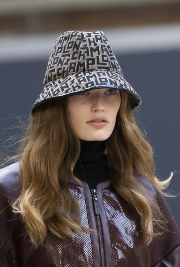 أكسسوارات شعر القبعة مع الشعر المنسدل لإطلالة مميزة في اليوم الإماراتي