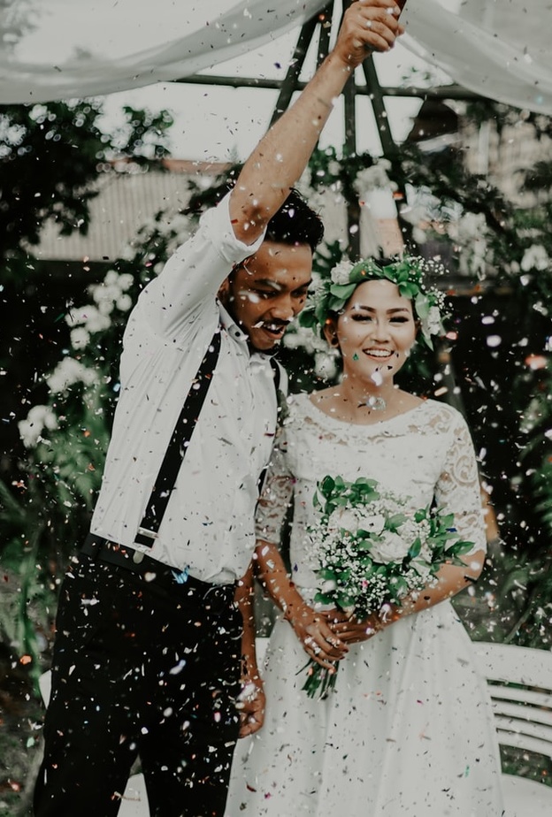 عروس تطالب وصيفات الشرف بدفع 3 آلاف دولار