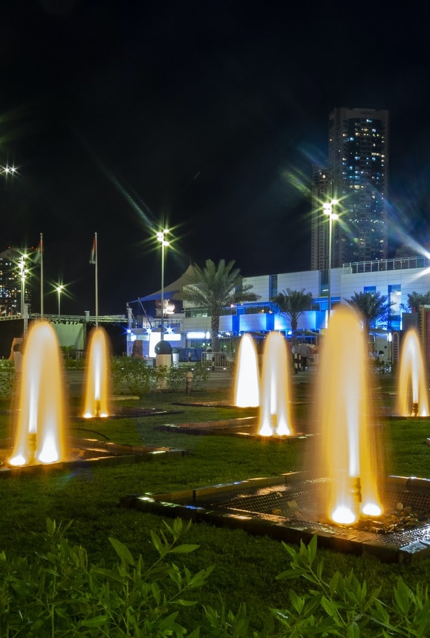 أفضل مواقع مشاهدة عروض الألعاب النارية في ليلة رأس السنة في عجمان والشارقة