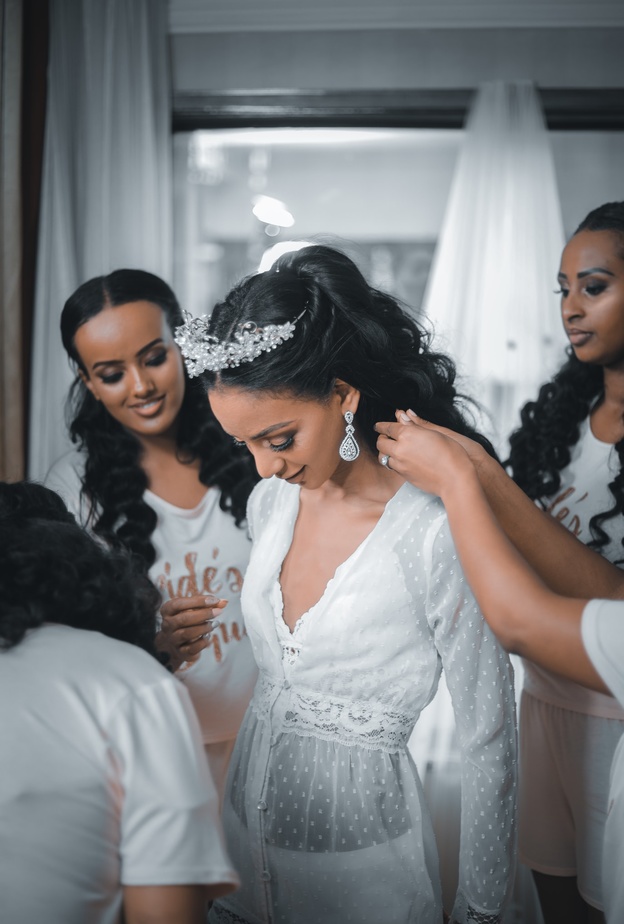 Gift Habeshaw عروس تخسر فستان زفافها بسبب خلافها مع صديقتها المقربة