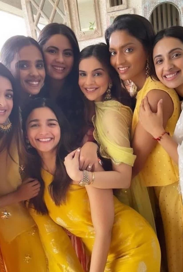 عليا بهات وصيفة شرف في حفل زفاف صديقة مقربة