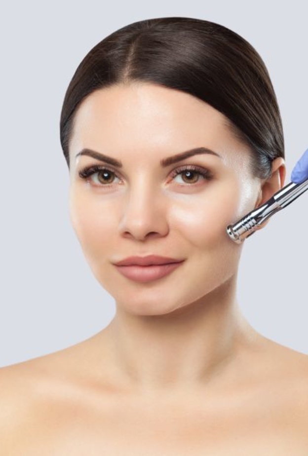 مخاطر تقشير البشرة الماسي وأهم النصائح والمحاذير