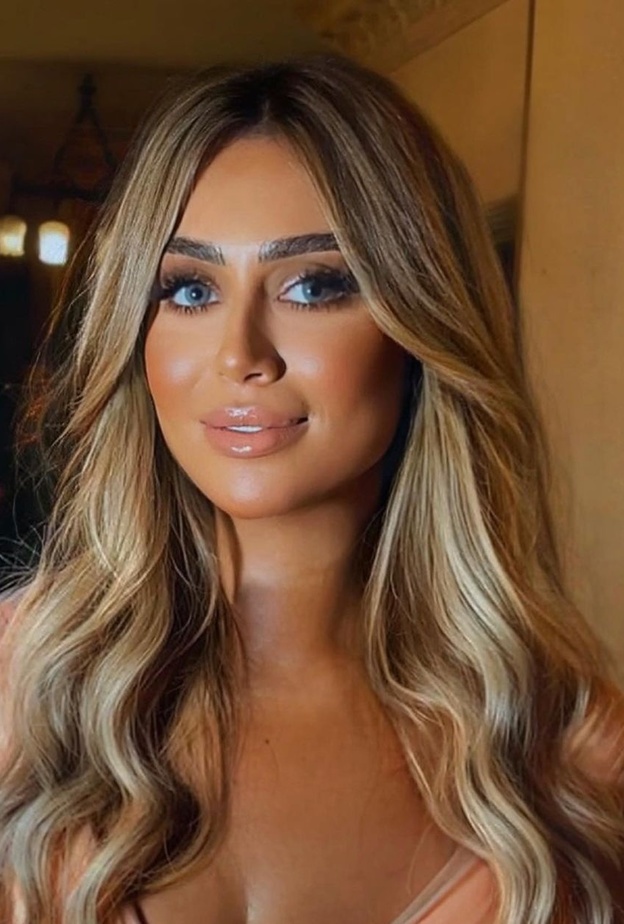 ابنة غادة عبد الرازق تستعرض إطلالتها الجمالية في حفل خطوبتها