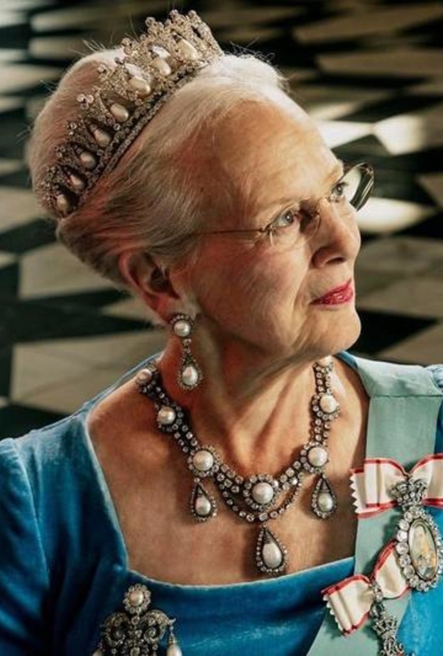 أجمل مجوهرات اللؤلؤ التي ارتدتها مارغريت ملكة الدنمارك