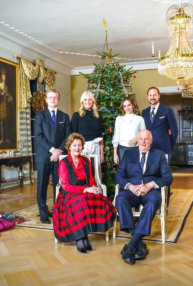 العائلة المالكة النرويجية تنشر صورة رسمية جديدة بمناسبة نهاية العام