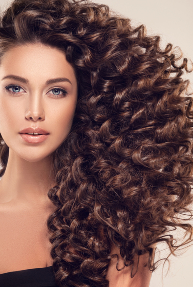 shutterstock العناية بالشعر المجعد يجعل مظهره أكثر جمالا
