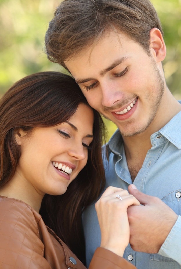 shutterstock_تصرفات كثيرة من العريس تستطيع أن تُبهر العروس وتُكسبه قلبها