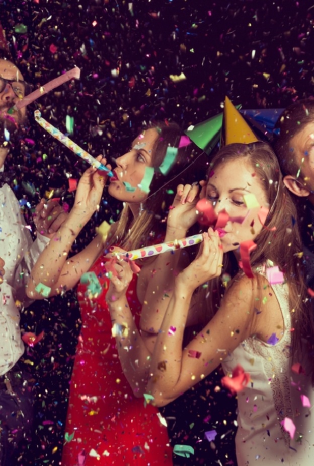 shutterstock_حضري للاجواء المرحة في هذه الليلة واشتري الاقنعة والمفرقعات