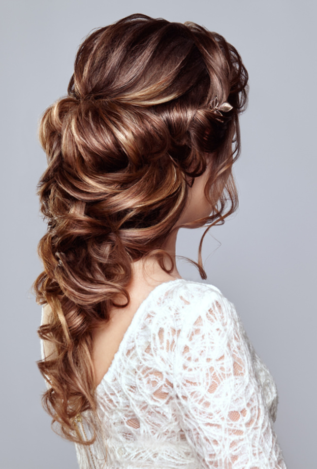 كعكة شعر منخفضة تجتمع فيها خصلات الشعر 