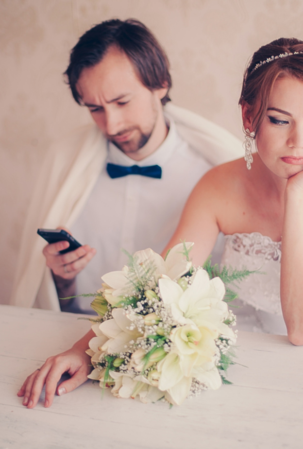 حماة ترسل رسائل نصية مهينة لعروس ابنها