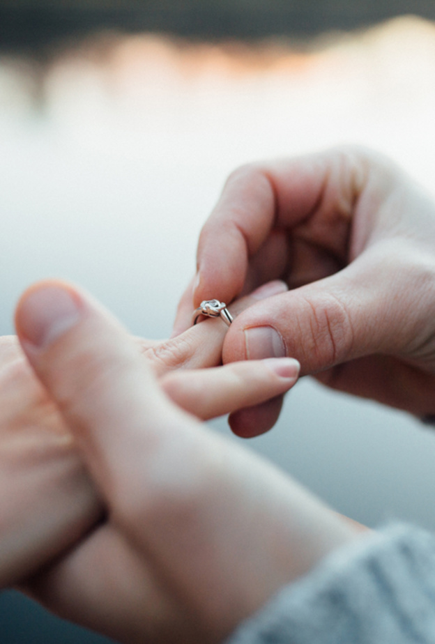 عريس يفاجئ عروسه بطلب الزواج منها تحت الماء