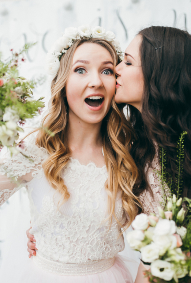 shutterstock_مشادة بين عروس وصديقتها بسبب تكاليف الزفاف