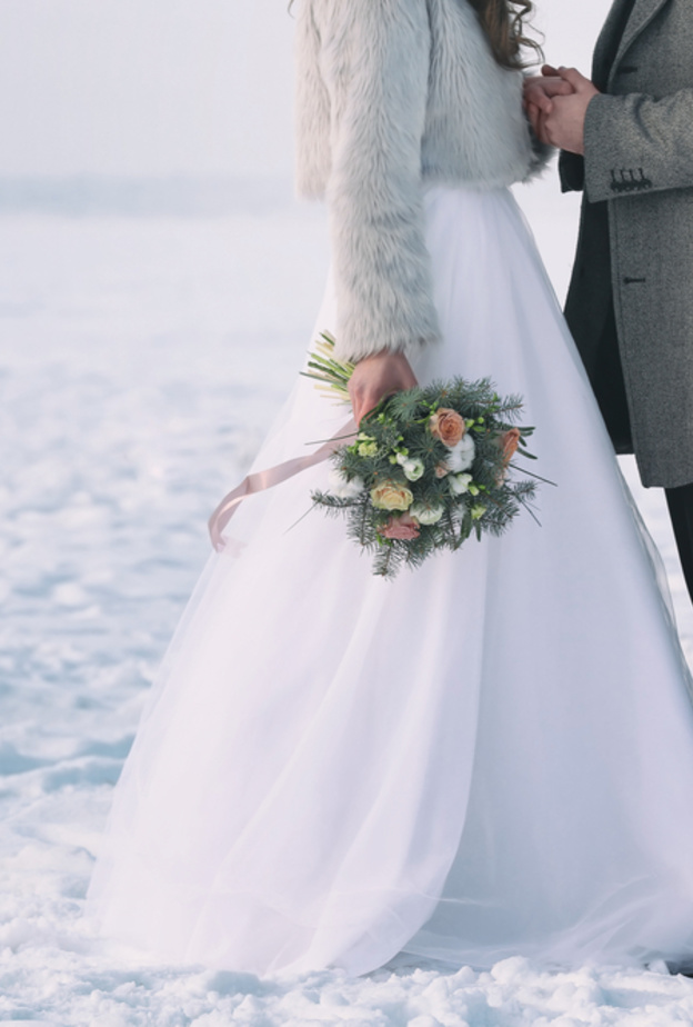 عريس ينزلق وهو يحمل عروسه بسبب الثلوج