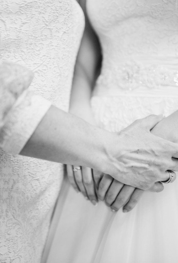 والدة عروس تثير الجدل بارتدائها اللون الأبيض في زفاف ابنتها