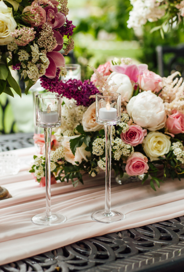 اكسسوارات معدنية أنيقة لزفاف شتوي دافىء