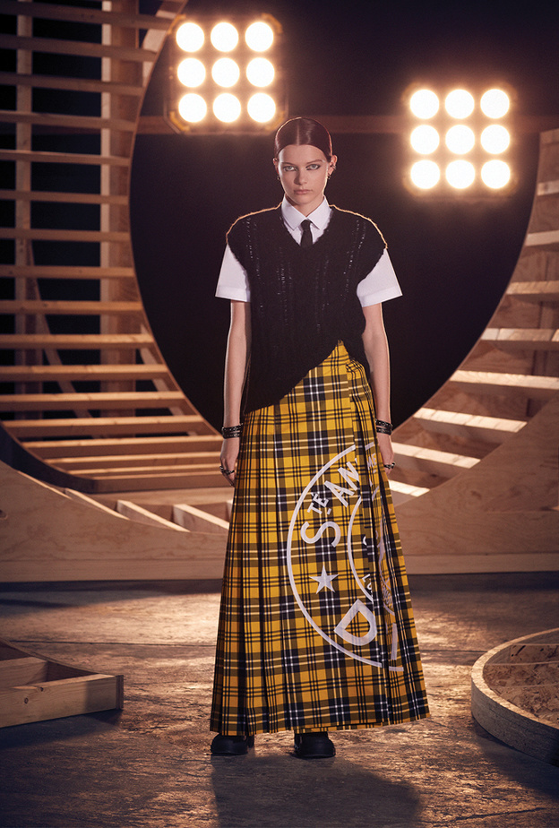 مجموعة "ديور" لخريف 2022  من تصميم "ماريا غراتسيا كيوري"