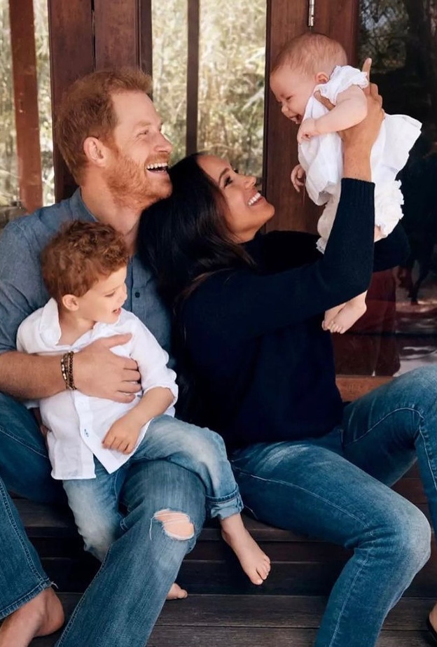 اتهامات لميغان وهاري بمحاولة سرقة الأضواء من الملكة