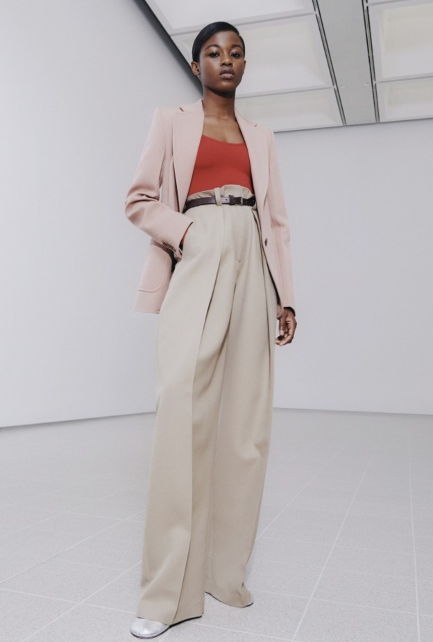 ألوان خريف وشتاء 2022- إطلالة بألوان هادئة من Victoria Beckham