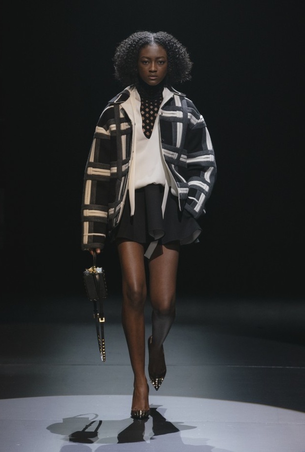 إطلالة كاجوال أنيقة من Valentino