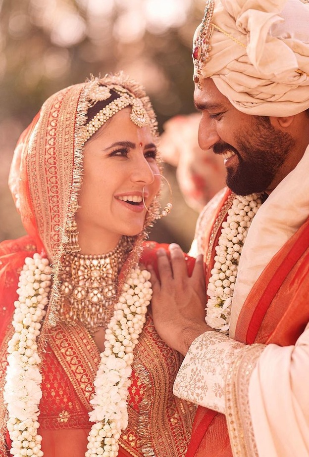 كاترينا كيف تنشر الصور الأولى من حفل زفافها على فيكي كوشال وتتلقى التهاني من نجمات بوليوود