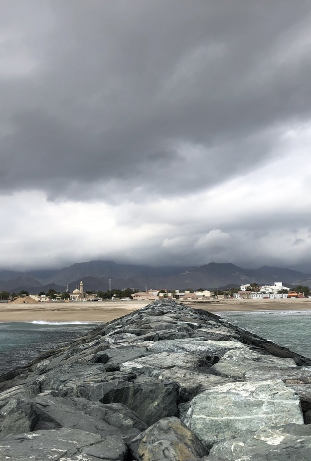 أجواء بحرية خلابة يصادفها الزوار في شاطئ كلباء-المصدرababyahya50 