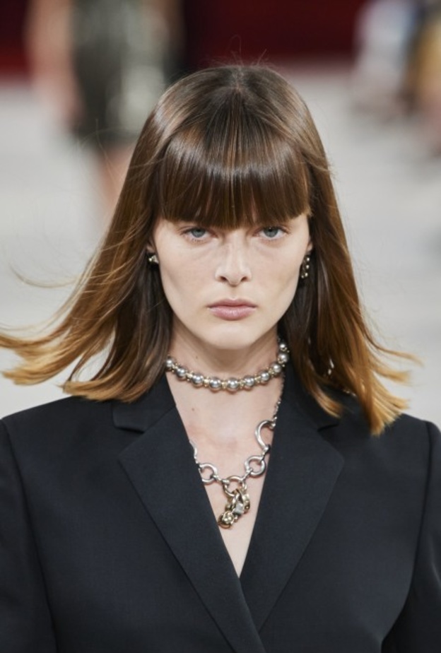 أحدث قصات شعر 2022 لصاحبات الشعر المالس من منصات الأزياء