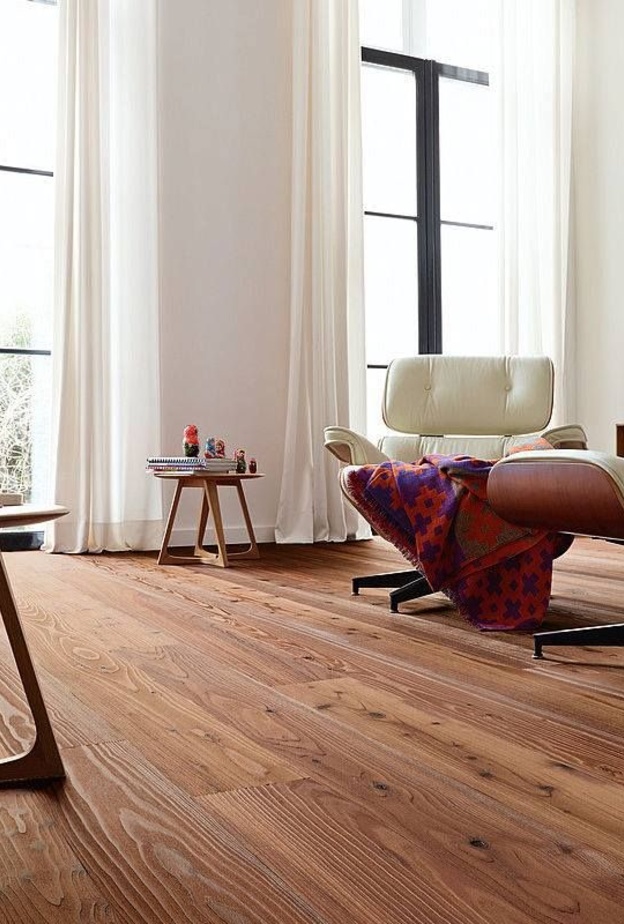 أثاث خشبي على أرضية خشبية لمنزل دافئ وأنيق