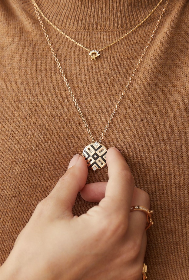 أجمل موديلات قلادات الميدالية المميزة (1)