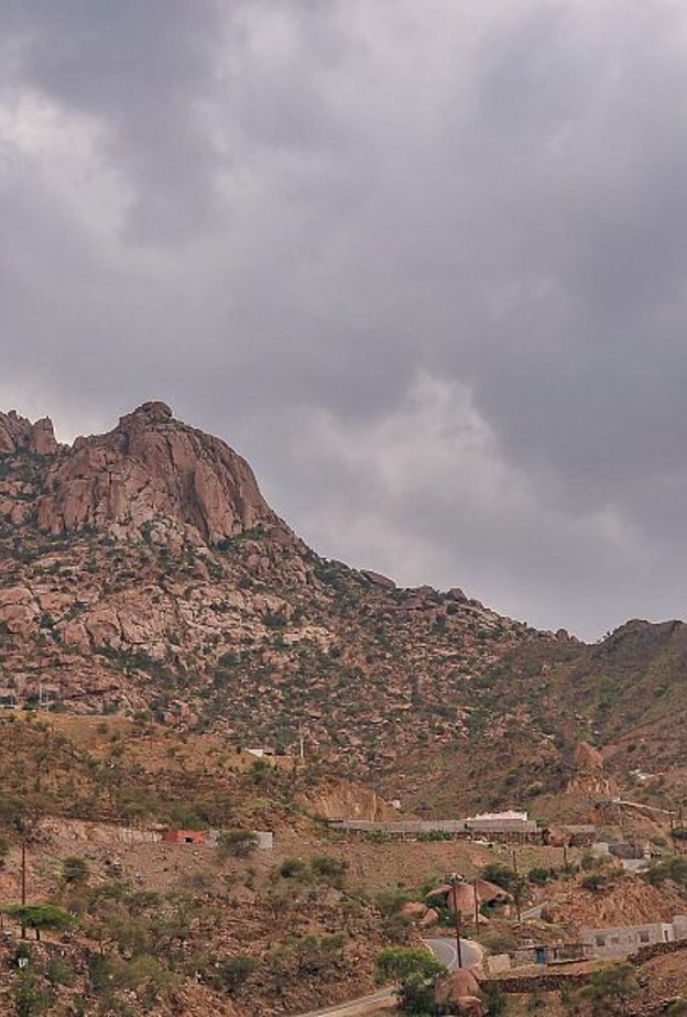 جبلا شدا.. وجهة مثالية لعشاق المغامرات والهايكنج بالمملكة