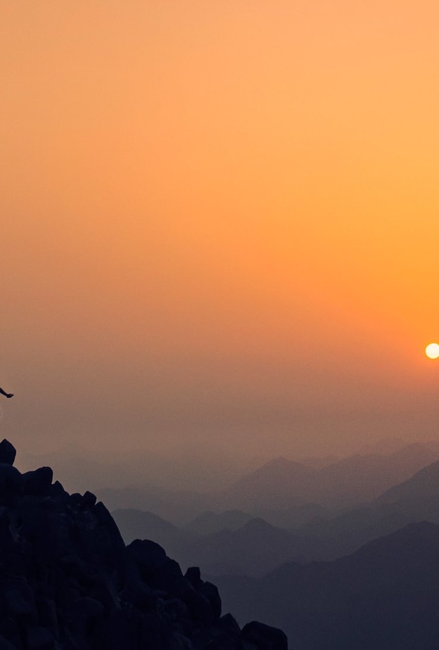 أجواء طبيعية خلابة من فوق قمم جبال وادي الحلو - المصدر @Salemsarhan11.