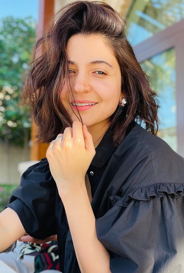 أحدث ظهور لأنوشكا شارما بوجه خالي من مساحيق التجميل