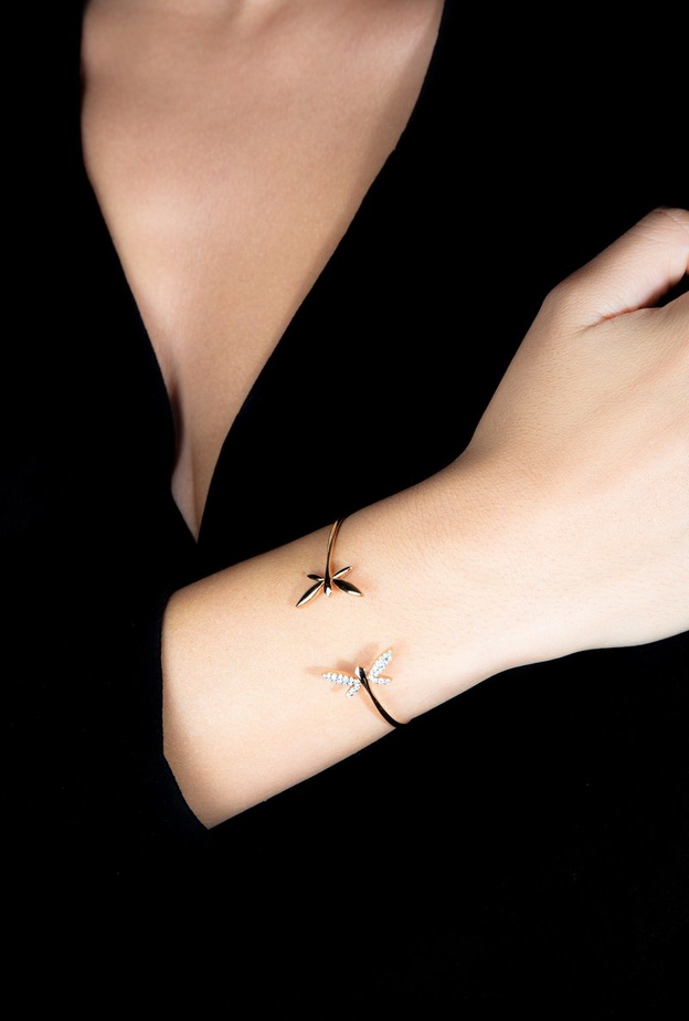 أساور ذهب ناعمة بتصميمات مفتوحة لأناقتك في النهار والمساء