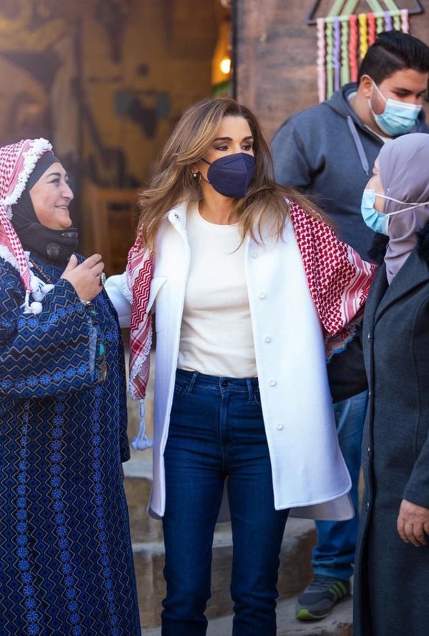أطلّت الملكة رانيا بالبنطلون الدنيم الضيّق بلون أزرق داكن نسّقت معه التيشيرت الأبيض والجاكيت الطويل