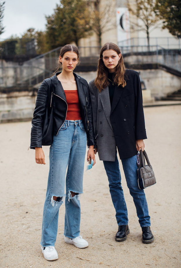 أفكار مميزة لتنسيق بنطلون الجينز في المواسم الانتقالية