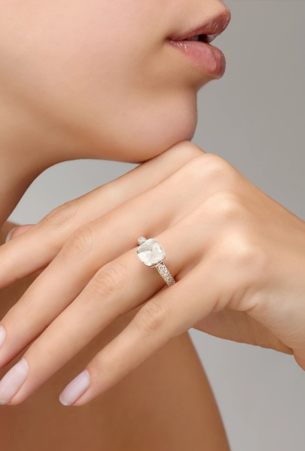 إطلالة جذابة مع المجوهرات المرصعة بالتوباز الأبيض