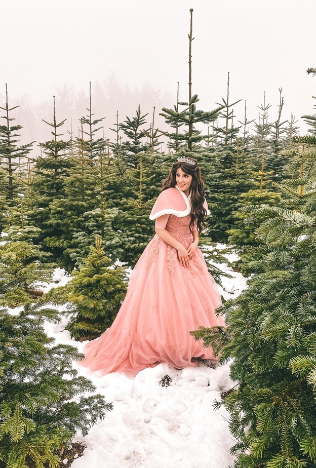 إطلالة شتوية جذابة بفستان مصنوع من قماش الدانتيل