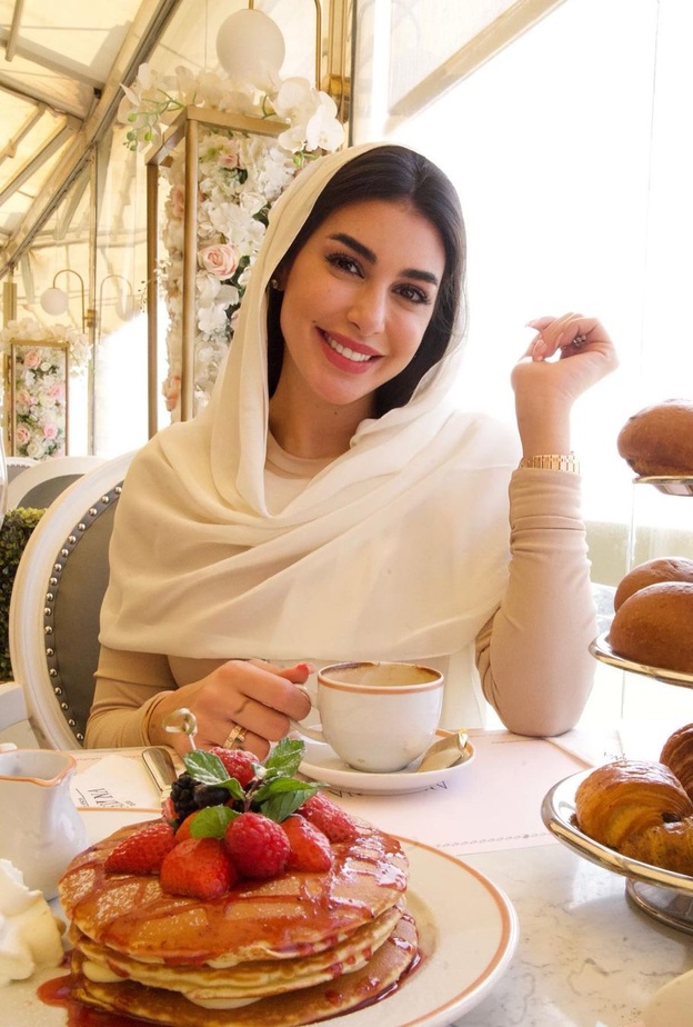 إطلالة ياسمين صبري باللون البيج