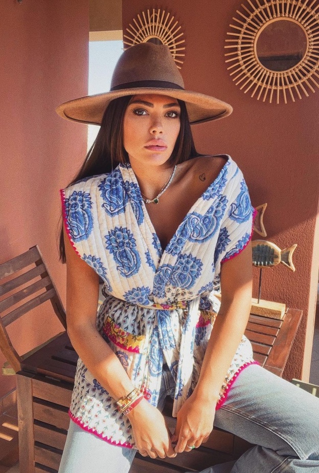 إعتمدت العنود البدر الفيست المزينة بالنقشات على شكل توب نسّقت معها الحزام لتحديد الخصر