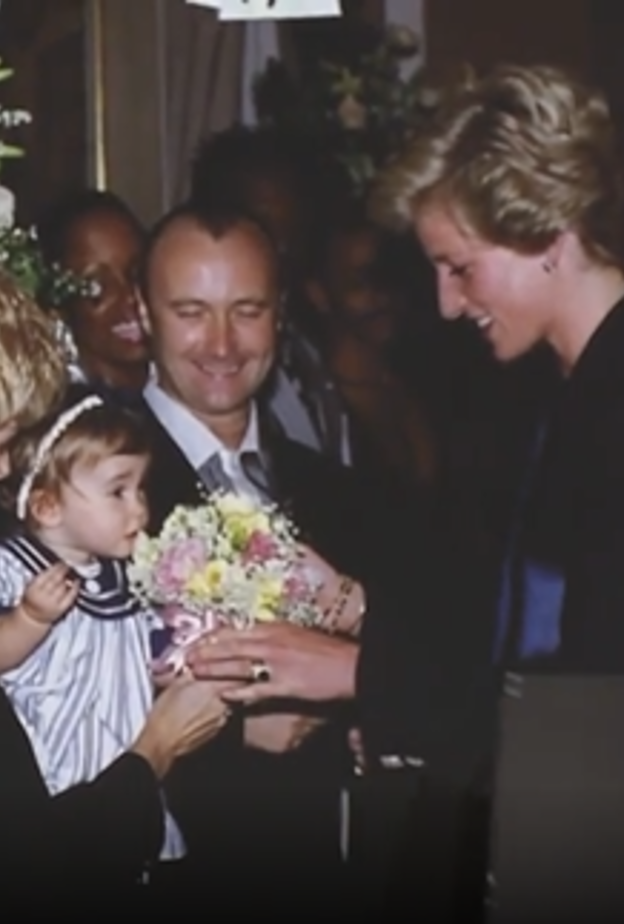 انتزعت باقة الورد منها هكذا تصرفت ليلي كولينز عند لقائها بالأميرة ديانا