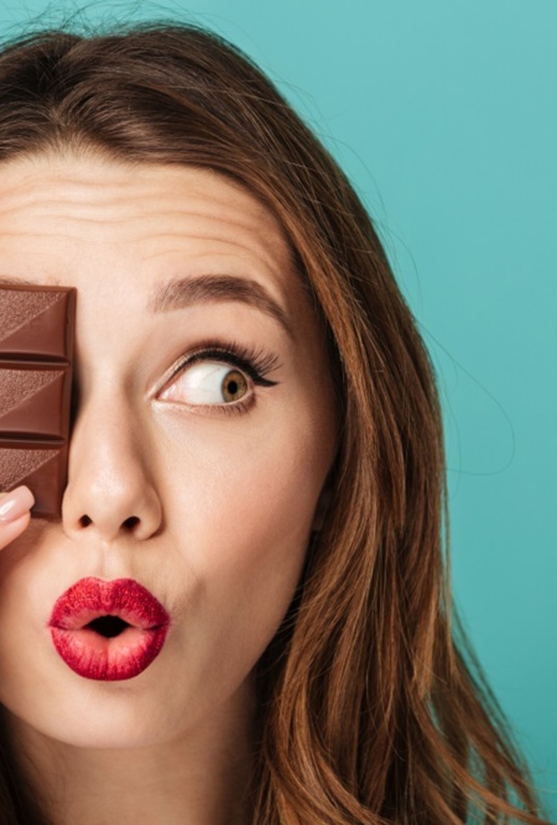 اطعمة تعزز الشعور بالسعادة وتحارب اكتئاب الشتاء منها الشوكولاتة الداكنة