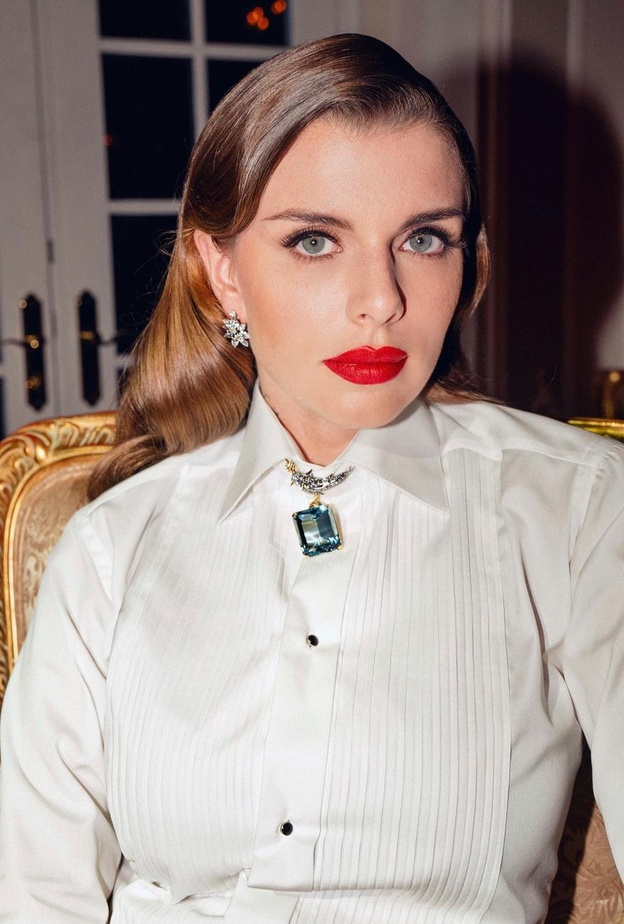 اطلالات جوليا فوكس الجمالية باحمر الشفاه القوي- الصورة من حسابها على انستغرام