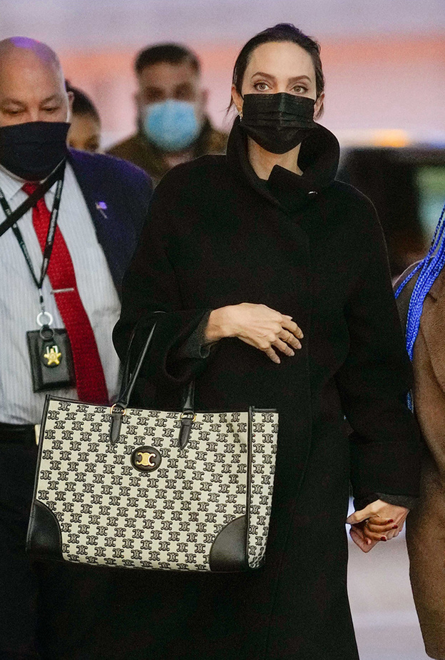 اطلت جولي بالعطف الاسود الانيق نسقت معه حقيبة HORIZONTAL CABAS من دار Celine