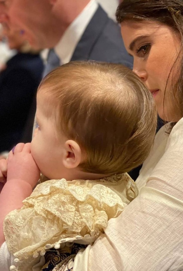 الأميرة يوجين تنشر صورة لم تنشر من قبل لطفلها أوغست