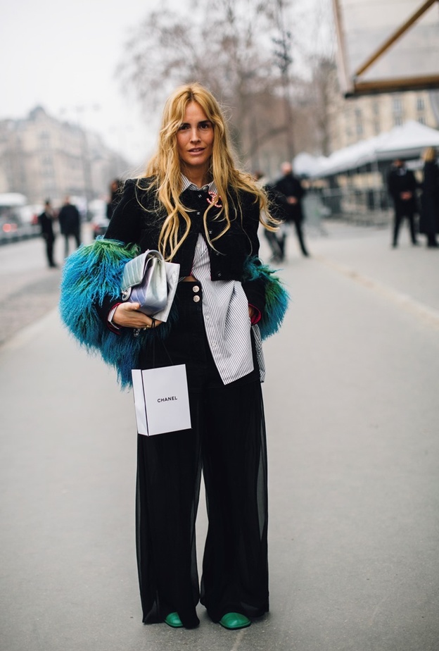 البليزر مع الأكمام الريش باللون الأزرق