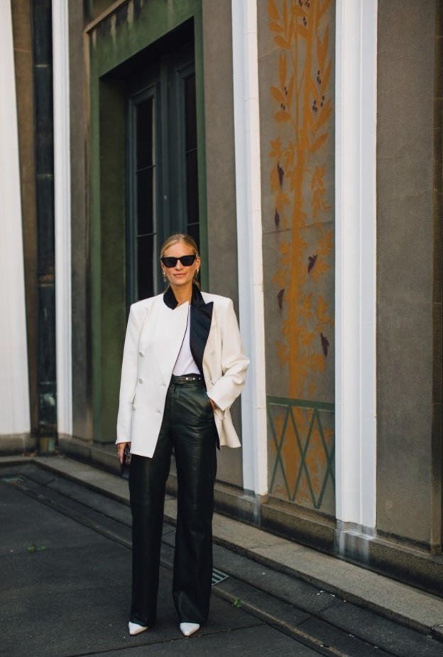 البنطال ذو الأرجل الواسعة هو الانسب للجسم الكمثري