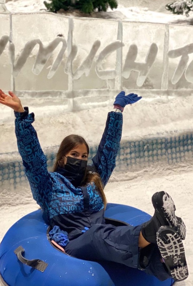 السعادة في عيون زوار سكي دبي - المصدر @nikiisch.